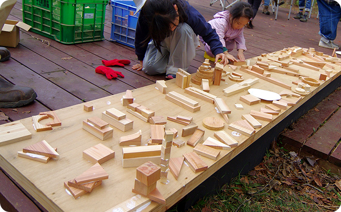 作業の合間に、子どもたちは端材を使って、素敵なツリーハウス看板を作り上げました。
