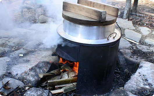 柴を使った羽釜炊きご飯はとってもおいしい。