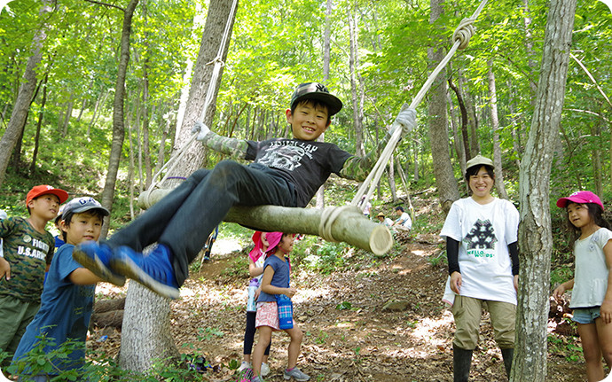 森では木とロープを使って遊びます。自分たちでつくったブランコ遊びは、みんな大喜び！