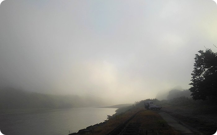 冷えた空気が那珂川の上に流れ込むと、川霧が発生する。