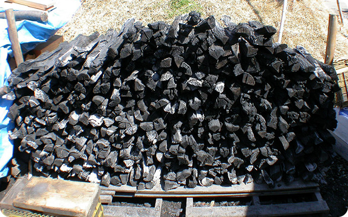 木を蒸し焼きにすることで作られる、黒い炭素のかたまり。それが木炭。