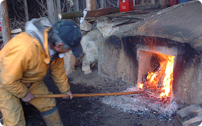 窯の外側で火を燃やし続けて、窯の中の炭材を蒸し焼きにしていく。