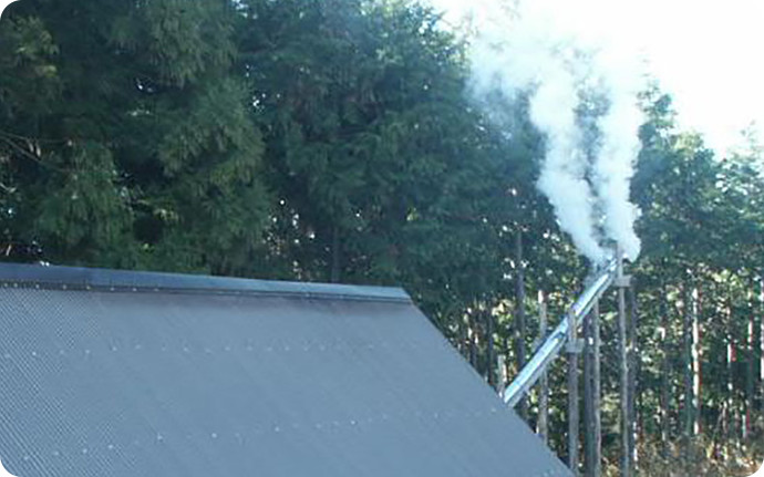 炭焼き職人は、煙の色を見ながら窯の中の温度や炭材の状態を判断する。
