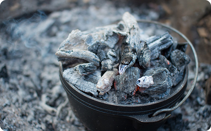 ハローウッズで作った木炭は、バーベキューだけでなくダッヂオーブン料理でも使用している。