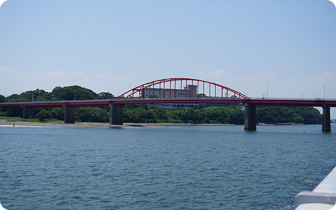 那珂川河口の開門橋。秋に孵化したアユは、ここを下り翌年の春まで海周辺で生活します。