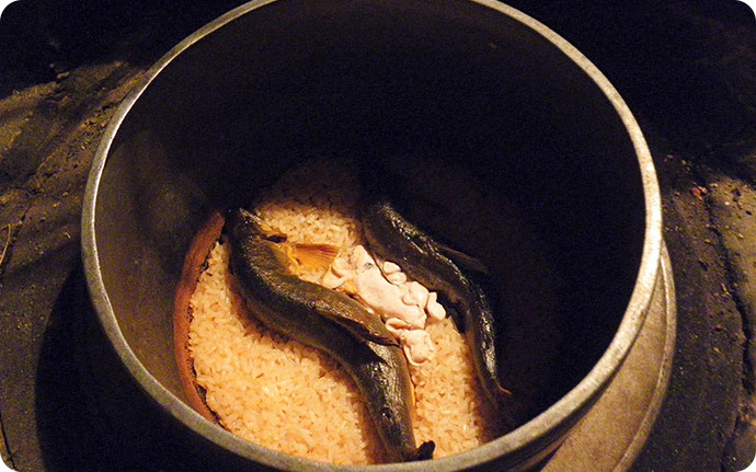 香りと旨味がしみこんだ鮎めしは栃木県の伝統的な郷土料理です。