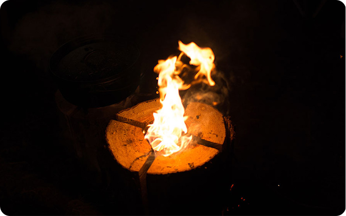 丸太ロウソクとも言われ、焚き火もきれいです。