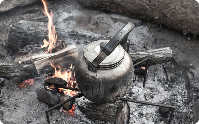 普通の焚き火では、五徳（金属や陶器で作った足のついた輪）などを使います。