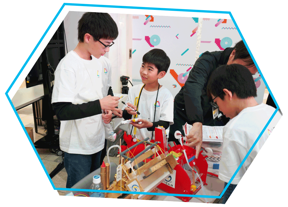 大会終了後、会場では、仲良くなったメンバー同士で話をしたり、連絡交換をする姿が。ロボコンの経験を通して、子ども達の絆もより深いものになったようだ。