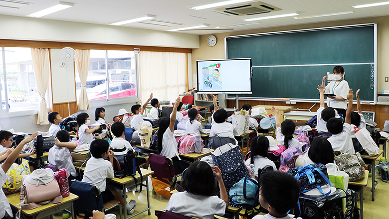 日本国内向けの子ども用教材として「デジタル交通安全かるた」を開発