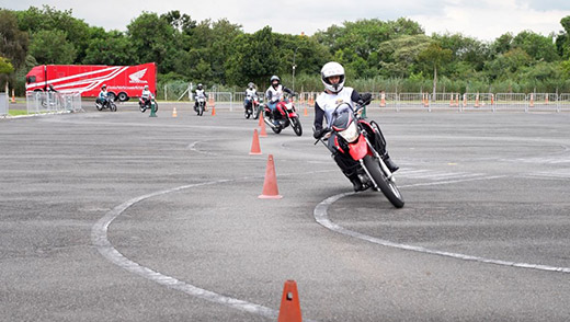 ライダーへの実技講習の様子