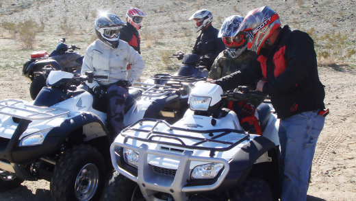 American Hondaではクルマ・バイクの教育以外にも、ATV(All Terrain Vehicle)やSxS (サイド・バイ・サイド：2名または4名が乗車できるオフロード車両)の教育も行っている。写真はATVの教習風景。