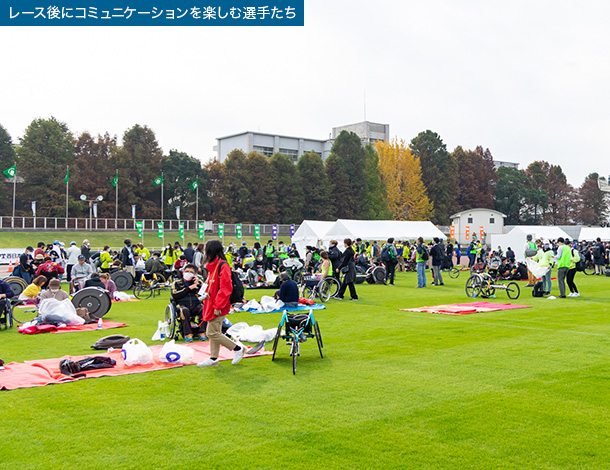 レース後にコミュニケーションを楽しむ選手たち