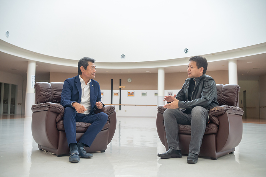この11月から始まる「AIまちづくり」に向けた技術実証実験について話し合う神達市長(左)と安井(右)