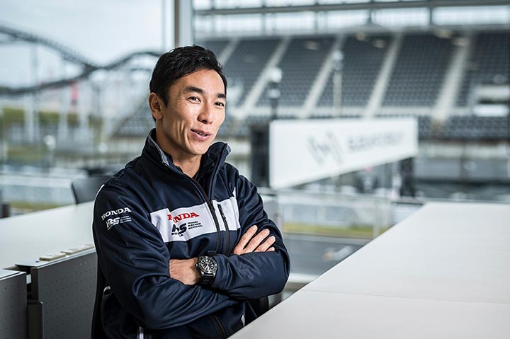 佐藤琢磨さん。1977年1月28日生まれ、東京都出身。1997年に鈴鹿サーキットレーシングスクール・フォーミュラ(当時)でスカラシップを獲得。2001年イギリスF3チャンピオンに輝き、翌2002年F1デビュー。2017年に日本人初となるインディ500優勝、2020年に2度目の優勝。2019年よりHRS(当時SRS)プリンシパルに就任