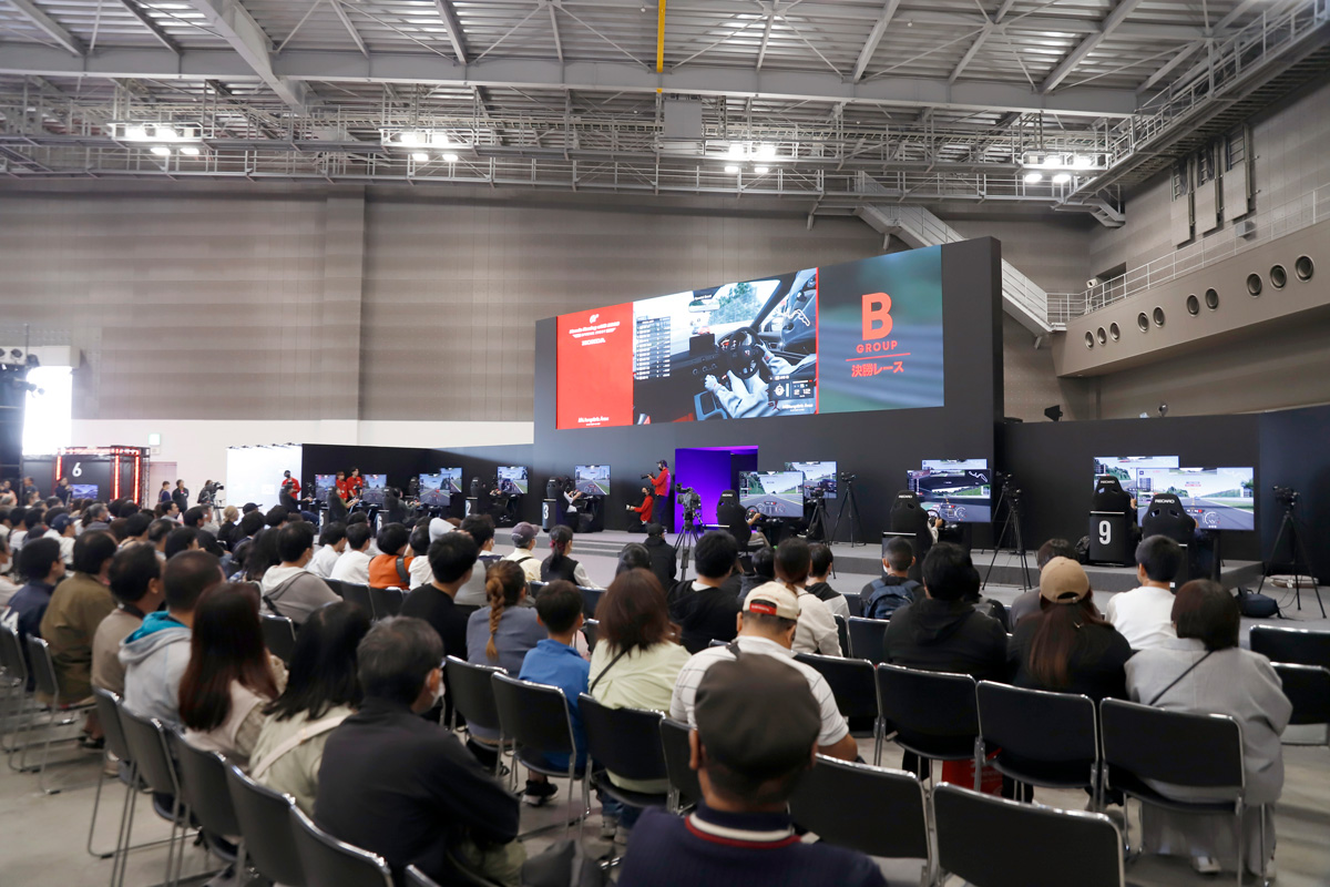 11月3日、「Japan Mobility Show」の会場で『グランツーリスモ７』のeスポーツイベントを実施。当日参加のみのエントリーだったがすぐに定員となり、観戦者も立ち見客が出るほどだった