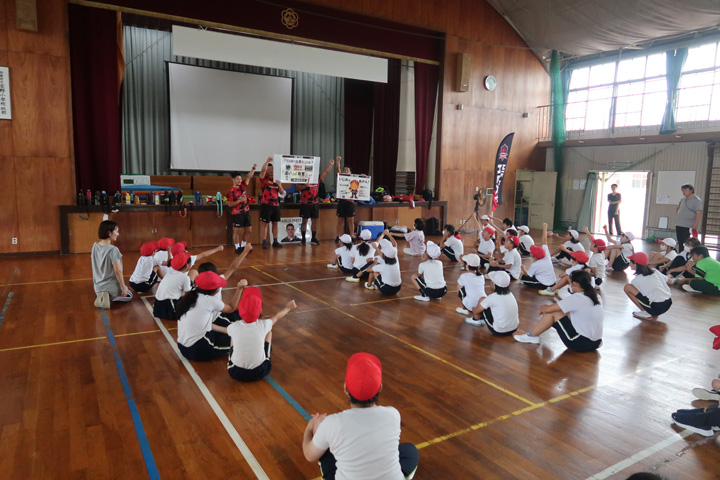 地域の小学校で行われる「ヒート授業」では、選手が子どもたちと一緒に身体を動かしながら、チームワークの大切さを語る