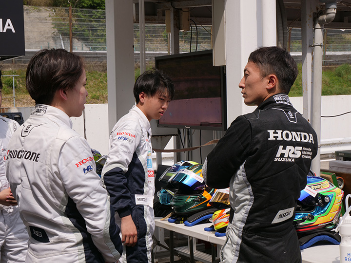 講師として若いドライバーに手本を示す場面では、常に全力で走り、日本のトップドライバーの速さを見せている