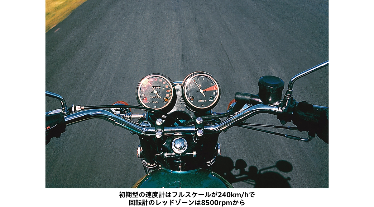 初期型の速度計はフルスケールが240km/hで回転計のレッドゾーンは8500rpmから