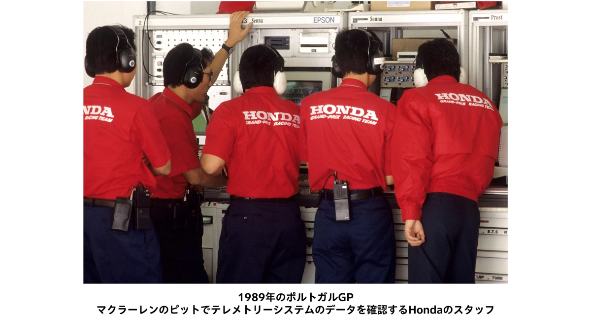 1989年のポルトガルGP マクラーレンのピットでテレメトリーシステムのデータを確認するHondaのスタッフ