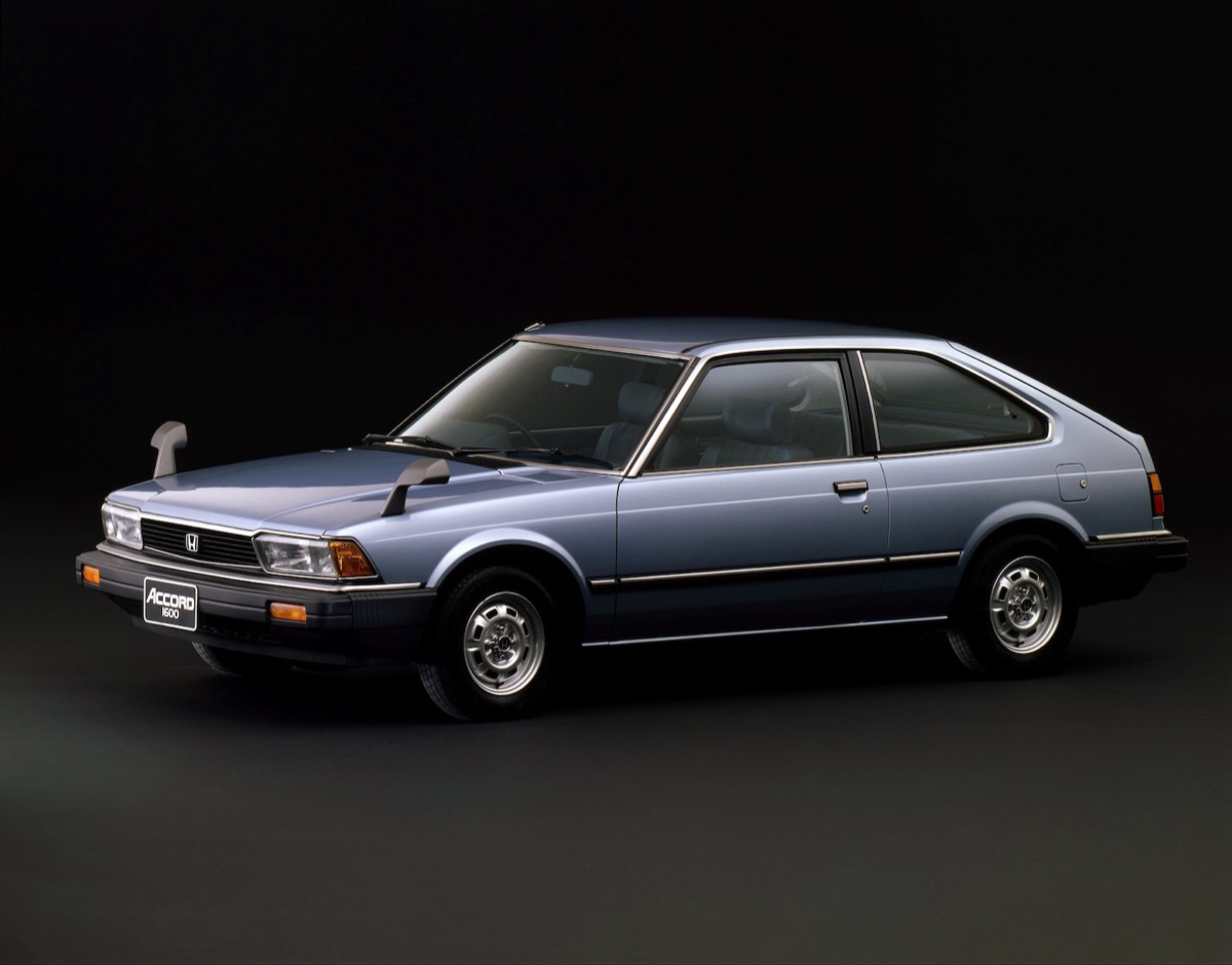 ACCORDは1981年にフルモデルチェンジ、2代目に進化。ボディタイプは3ドアハッチバックと4ドアサルーン(セダン)が設定