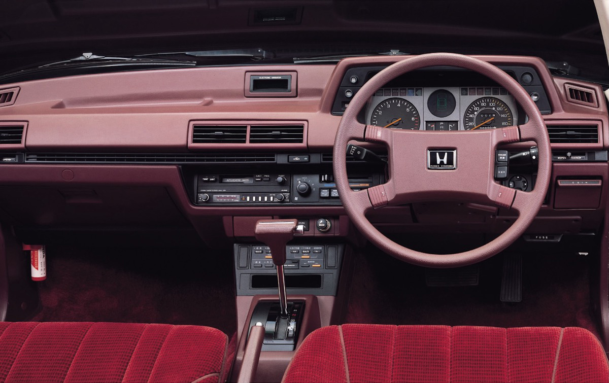 2代目ACCORDは、上級車種らしくさまざまな先進装備を設定