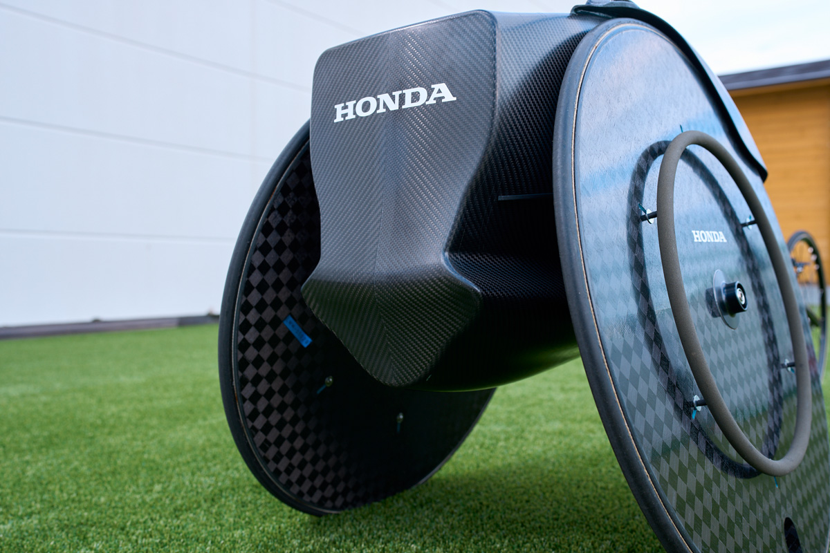 緻密な計測と熟練の技でつくり上げるカーボンモノコックフレーム