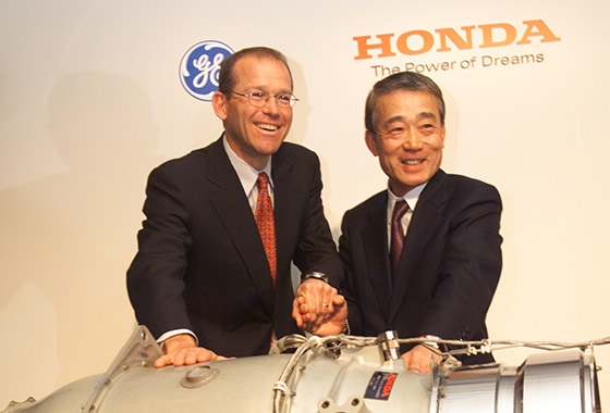 GE Transportation President and CEO David L. Carhoun (left) & Honda President Takeo Fukui (right).
