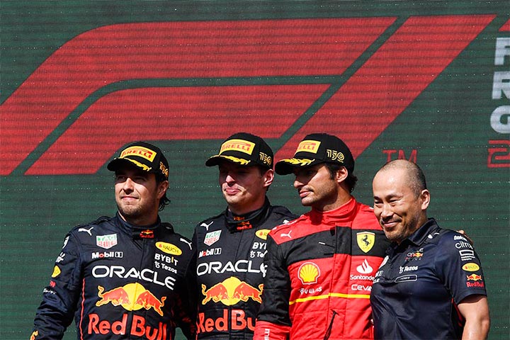 Chief mechanic Yoshino (right) smiles on the podium with Max Verstappen (center left) and Sergio Perez (left) after their 1-2 finish. ©︎Red Bull Content Pool