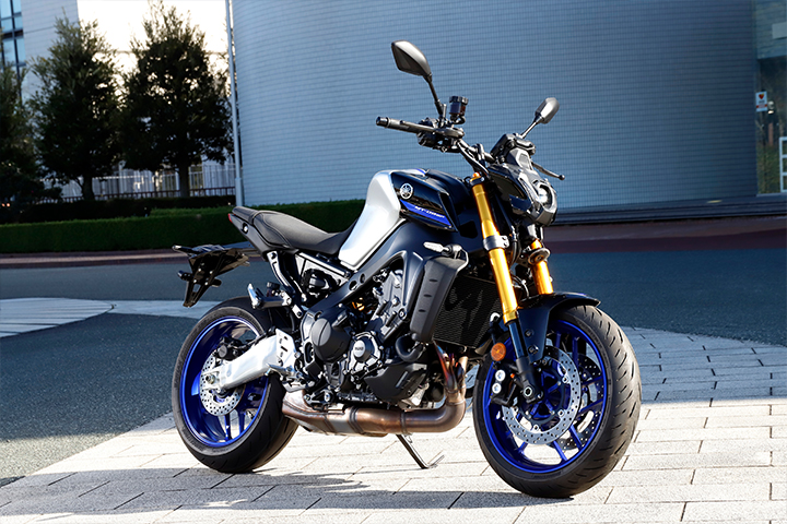 The MT-09, released as Yamaha’s second generation MT series model, incorporates Yamaha’s exclusive development ideal, “Jin-Ki Kanno” (the seductive exhilaration felt when the rider truly becomes one with their machine.)