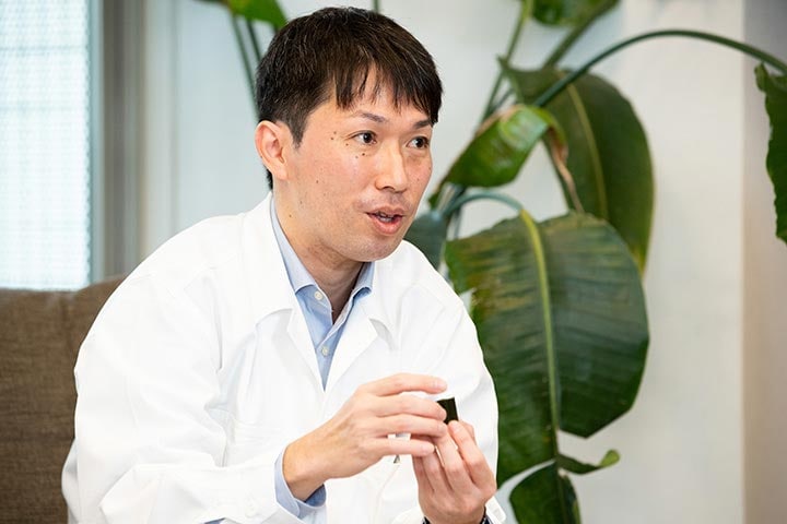 開発中のe-fuelについて解説する山本